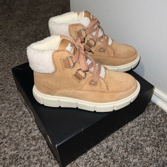 UGG Classic Short: Timeless Warmth for Every Step - Picture 4 of 7